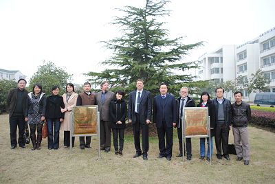 在中德友誼樹前合影(右六:韓北山(Stefan Hase-Bergen))